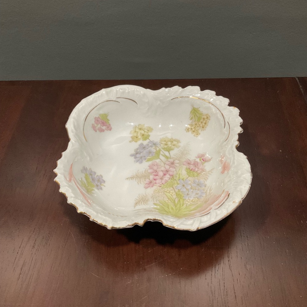 BAVARIAN CHINA CROWN OVER CASTLE MARK PORCELAIN 7” BOWL GOLD TRIM‎ GERMANY